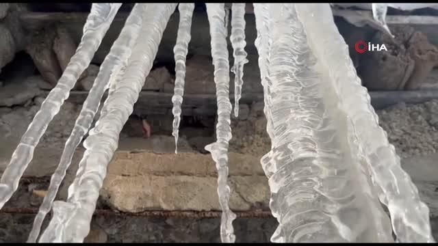 Ağrı'da dev buz sarkıtları oluştu