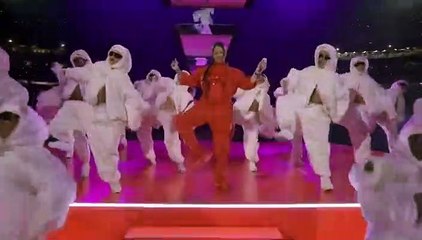 Rihanna incinta e in tuta rossa incanta il pubblico del Super Bowl