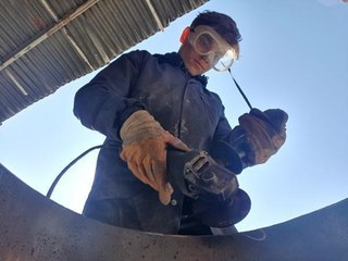 ENKAZDA 8 YAKININI KAYBEDEN LİSELİ VEYSEL, DEPREMZEDELERE SOBA YAPIYOR