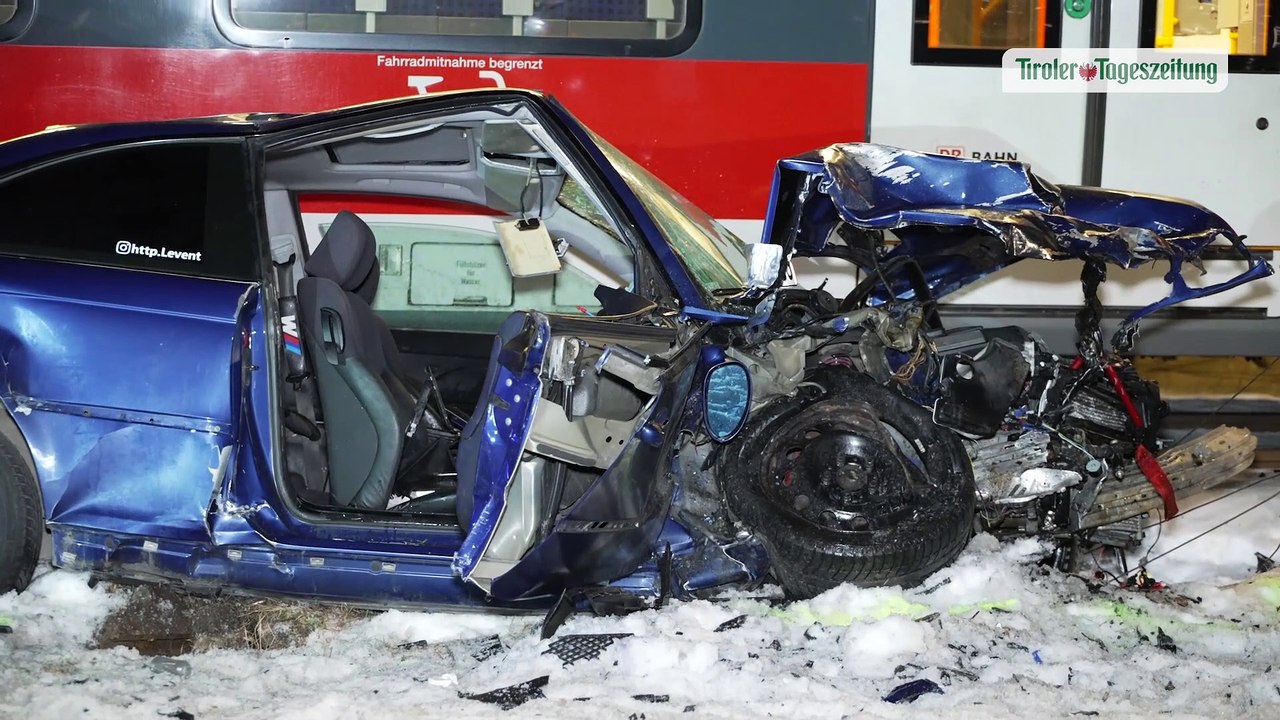 Vier Verletzte bei Zusammenstoß in Ehrwald: Auto auf Bahndamm geschleudert