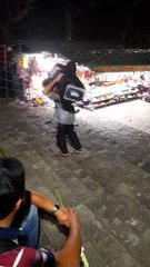 Xót xa hình ảnh người đàn ông 4h sáng vác nước đá lên đỉnh núi Bà Đen