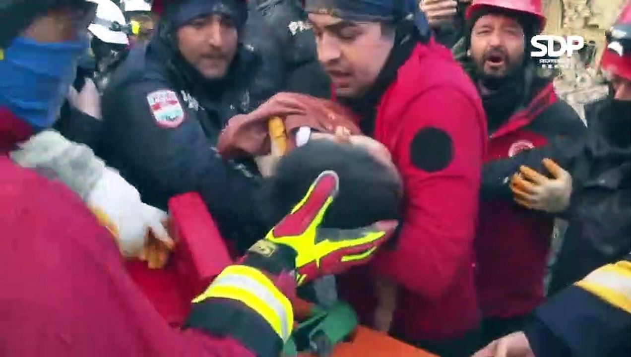 Une femme et un enfant ont été sortis vivants des décombres, six jours après le séisme en Turquie, par une équipe de Salvadoriens - VIDEO