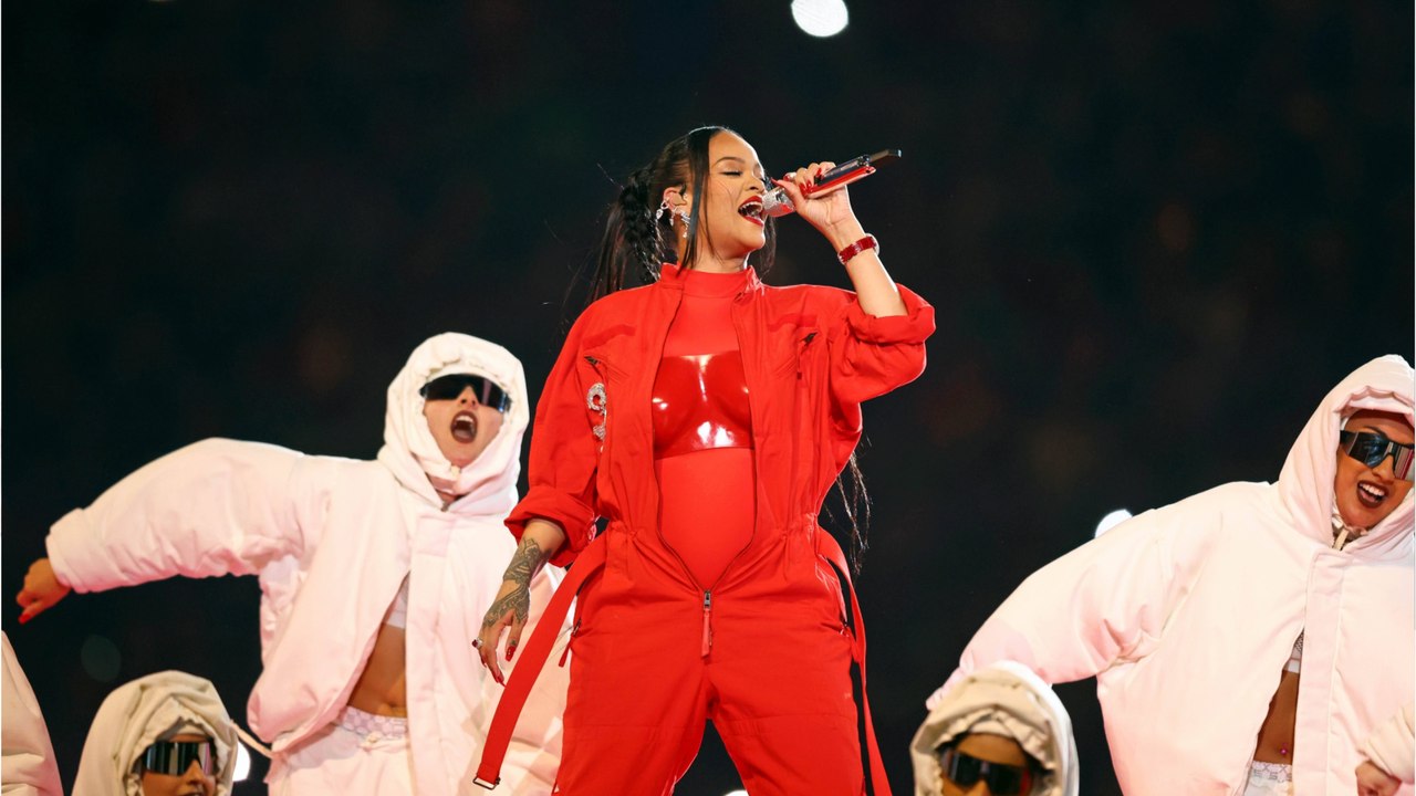 VOICI - Super Bowl 2023 : Surprise ! Rihanna annonce sa nouvelle grossesse sur scène, les internautes sont conquis