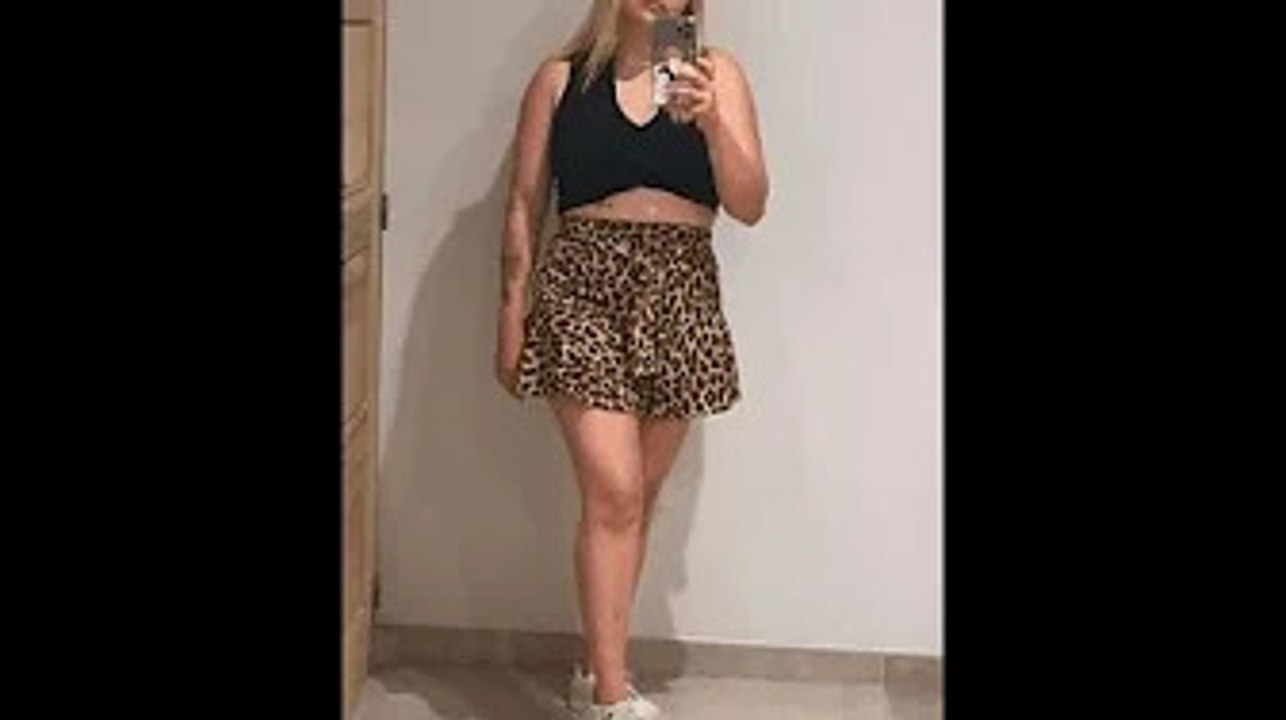 Louane en mini-jupe léopard et haut noir montre ses jambes et son ventre