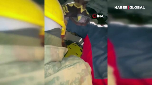 Hakkınız ödenmez: Madenci elleriyle kazdığı enkazın altındaki kadının yüzünü elleriyle yıkadı!