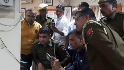 Video: बैंक में पिस्टल तान कर लूटा कैश,  लुटेरा फरार