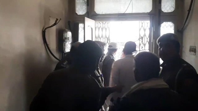 Video: बैंक में पिस्टल तान कर लूटा कैश, लुटेरा फरार