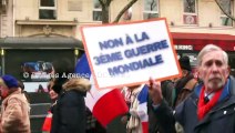 Marche Nationale pour la Paix. Un homme favorable à la 3e Guerre Mondiale. Paris/France - 12 Février 2023