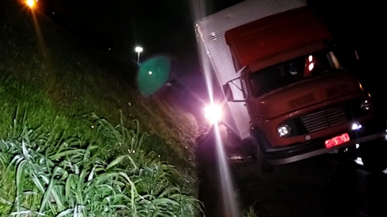 Caminhão Baú Sai Da Pista E Quase Tomba Na Rodovia Br 277 Vídeo