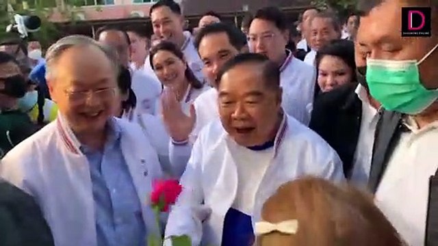 ชอตนี้เด็ด “รักลุงป้อมค่ะ” สาวขอหอม “บิ๊กป้อม” ยิ้มแก้มปริ | HOTSHOT เดลินิวส์ 13/02/66