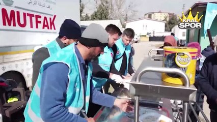 TDV gönüllüsü Rıza Kayaalp, Kahramanmaraş'ta depremzedelere yemek ikram etti
