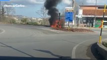 Incidente a Urbino, si schianta alla rotatoria e il furgone prende fuoco