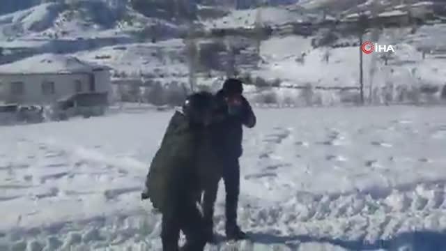 Helikopterler peşpeşe böyle havalandı, askeri gören köylüler onlara sarıldı