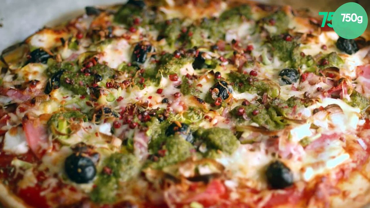 Pizza jambon, feta, pesto avec des baies roses Vidéo Dailymotion