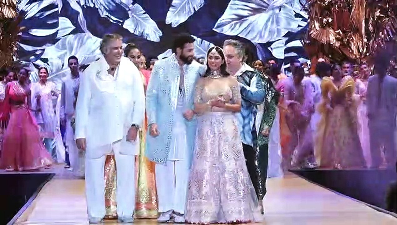 Mrunal Thakur & Siddhant Chaturvedi Begin Dancing On Ramp