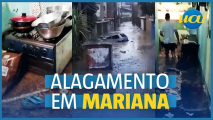 Rio transborda, inunda casas e cobre carros em Mariana
