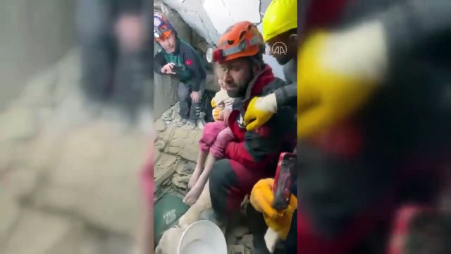 Enkazdan 72 saat sonra kurtarılan 5 yaşındaki Hazal'dan haber var