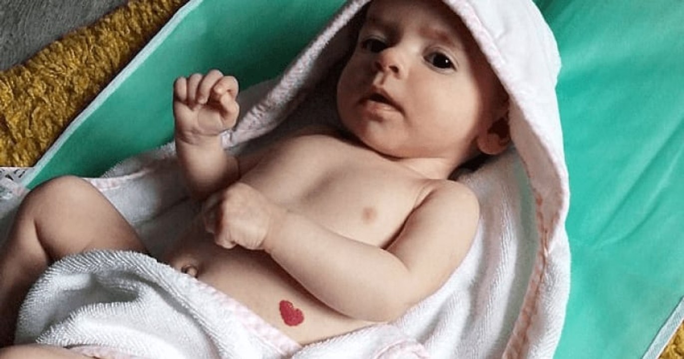 Né à quelques jours de la Saint-Valentin, ce bébé possède une tache de naissance en forme de cœur sur le ventre