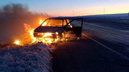 Deprem bölgesinden dönerken otomobilleri alev alev yandı