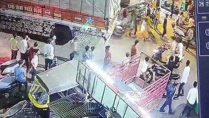 SURAT VIDEO/ समाजकंटकों का आतंक, सड़क पर निकले तलवारे लेकर