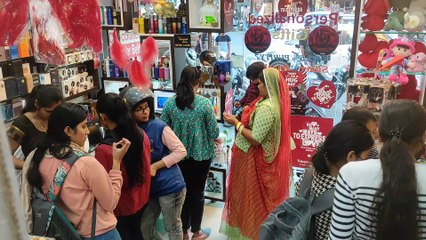 Video... वेलेंटाइन डे पर प्यार का इजहार करने के लिए गिफ्ट की खरीदारी