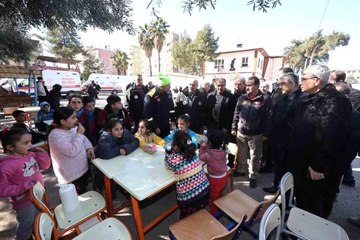 Bakan Dönmez, Osmaniye'de çadır kentteki afetzedeleri ziyaret etti