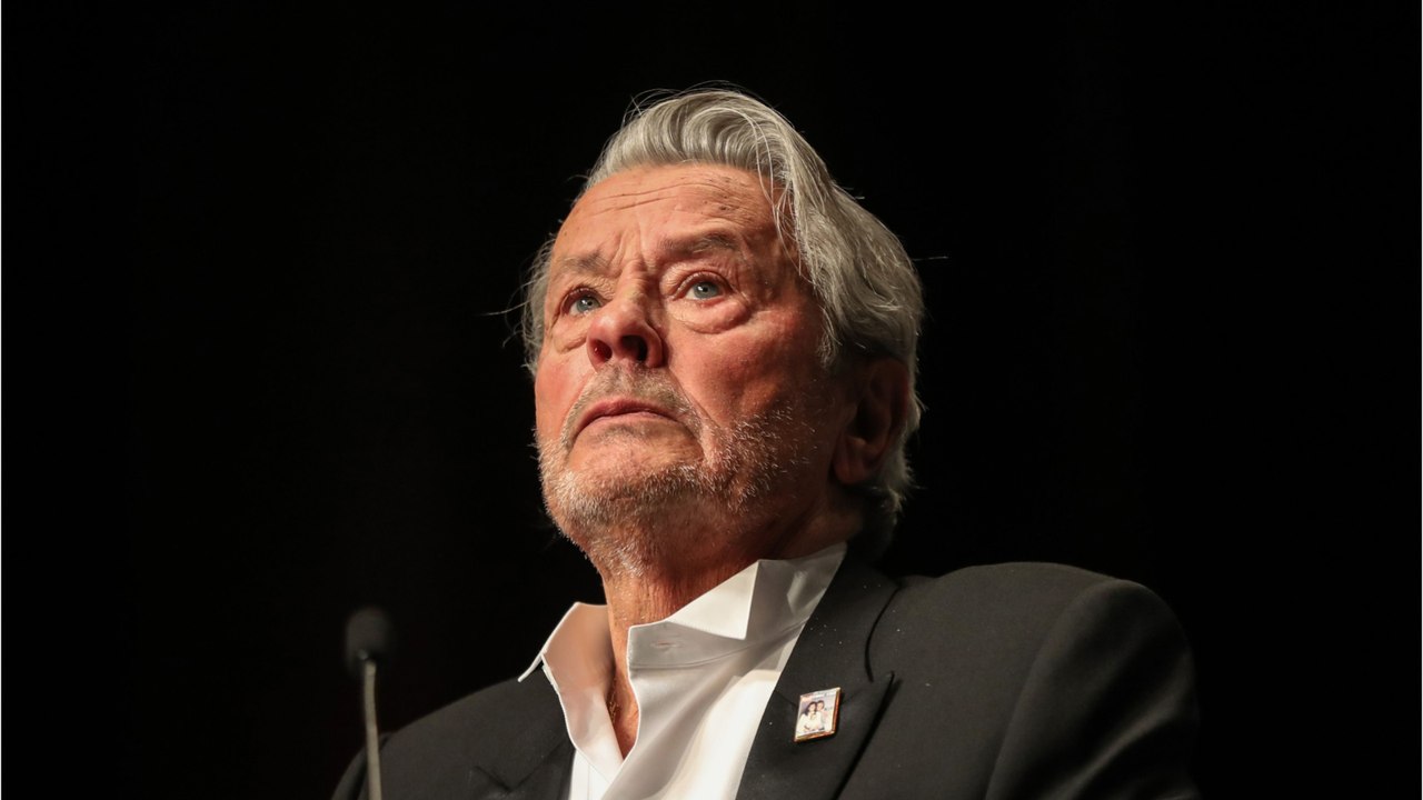 VOICI - Alain Delon "à l'article de la mort" ? Un ami proche donne des nouvelles rassurantes