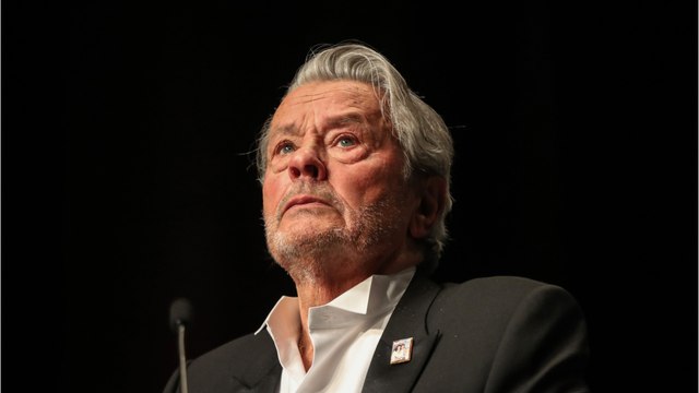 VOICI - Alain Delon à l'article de la mort ? Un ami proche donne des nouvelles rassurantes