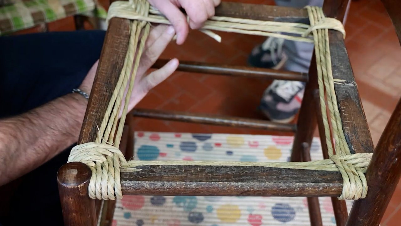 Firenze, nella bottega dell'impagliatore: ultimo baluardo della tradizione