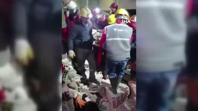 Enkazdan çıkarılan genç: En büyük asker işte bu asker