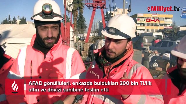 AFAD gönüllüleri, enkazda buldukları 200 bin TL'lik altın ve dövizi sahibine teslim etti