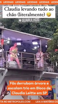 A passagem de Claudia Leitte no pré-carnaval de Guarulhos (SP), no sábado (11/2), tem dado o que falar. Durante sua apresentação no Bloco Banda Bicha, a cantora foi surpreendida por situações inusitadas causadas por seus fãs: um conseguiu derrubar uma árv