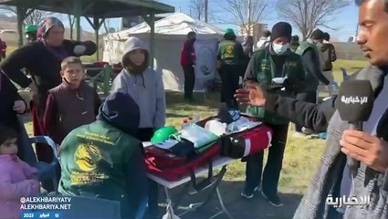طفل سوري يتطوع مترجمًا لفريق الإغاثة بتركيا.. ومتضررون: جزى الله السعودية خيرًا