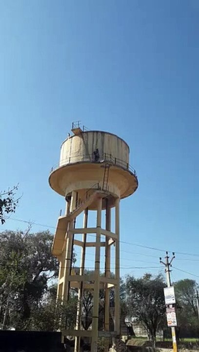 राजस्थान में यहां पेट्रोल की बोतल लेकर टंकी पर चढ़ा युवक, एसडीएम  की समझाइश पर उतरा