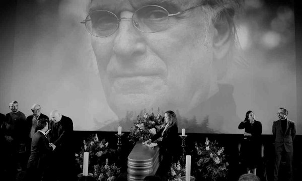 El emocionante momento de la cantante Janette en la capilla ardiente de Carlos Saura