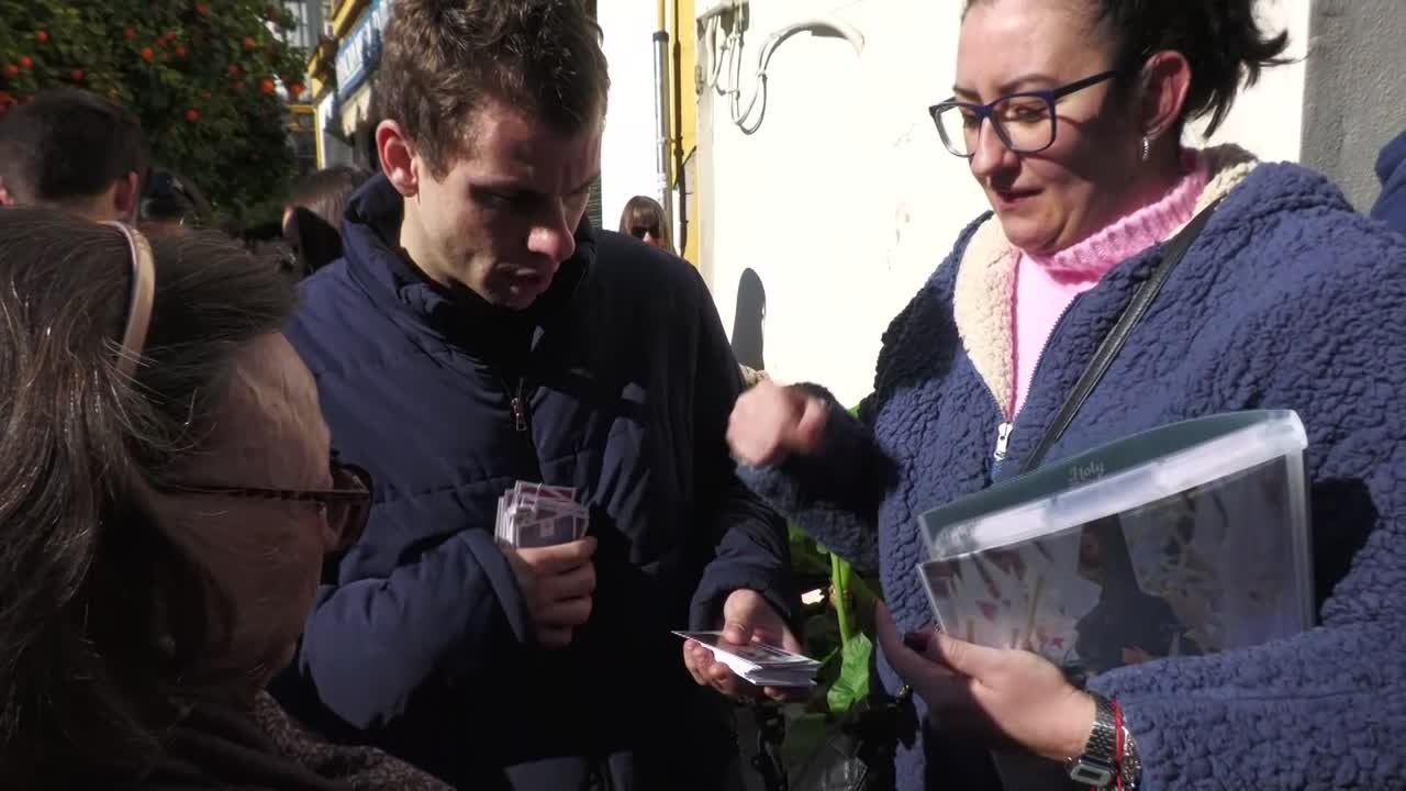 ‘Holy Cards’: las estampas de Semana Santa que causan sensación entre los cofrades sevillanos