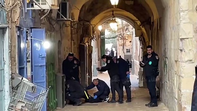 إصابة طفيفة في هجوم طعنا نفذه فتى فلسطيني في القدس الشرقية المحتلة