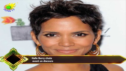 Halle Berry chute  avant un discours