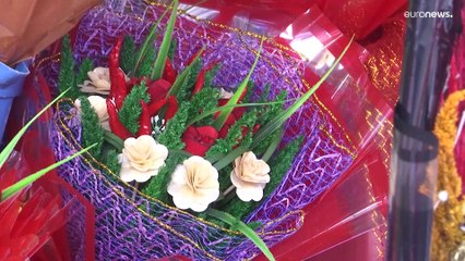 شاهد: عيد الحب في الفلبين..باقات من الفلفل والزنجبيل والثوم والبصل بدلا من الورود