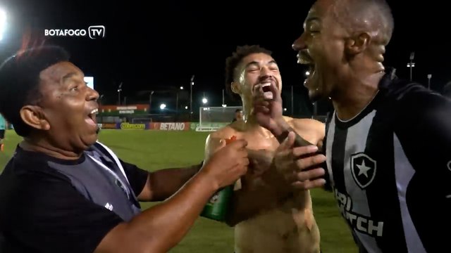 Massagista do Botafogo esquece nome de jogador e arranca risada dos companheiros