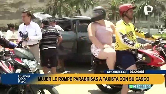 No usó direccionales y mujer le rompió el parabrisas a taxista con su casco en Chorrillos