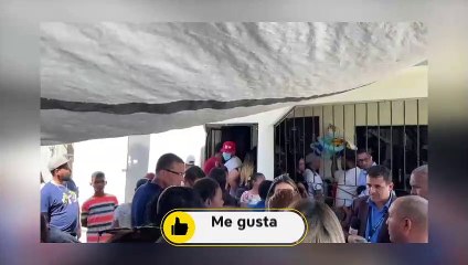 UNA FAMILIA ROTA LA DURA ESCENA EN EL VELATORIO DEL NIÑO ULTIMADO POR UN POLICÍA EN SANTIAGO