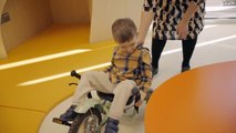 Un niño ruso con un tumor cerebral que parecía incurable recupera su vida en el Hospital Sant Joan de Déu de Barcelona