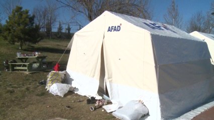 عشرات الأسر التركية والسورية تنتظر المساعدات في حديقة عامة بغازي عنتاب