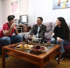 Sánchez toma café con dos jóvenes que cobran el salario mínimo