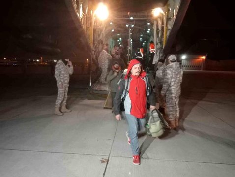 Adana'daki deprem bölgesinde çalışmalara katılan 60 kişilik askeri ve sivil ekip Türk Silahlı Kuvvetleri'ne ait uçakla İstanbul'a getirildi