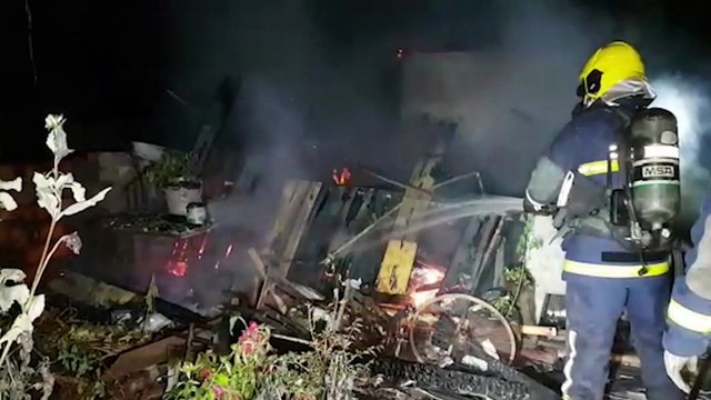 Casa fica destruída após pegar fogo no Jardim Colmeia, em Cascavel