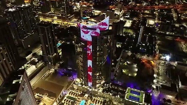 Un rascacielos de 60 pisos es la tarjeta de San Valentin más grande del mundo