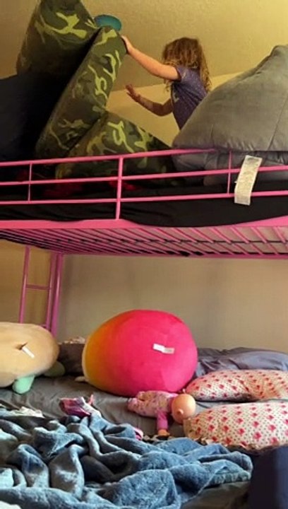 Girl Jumps Off Bunk Bed - video Dailymotion
