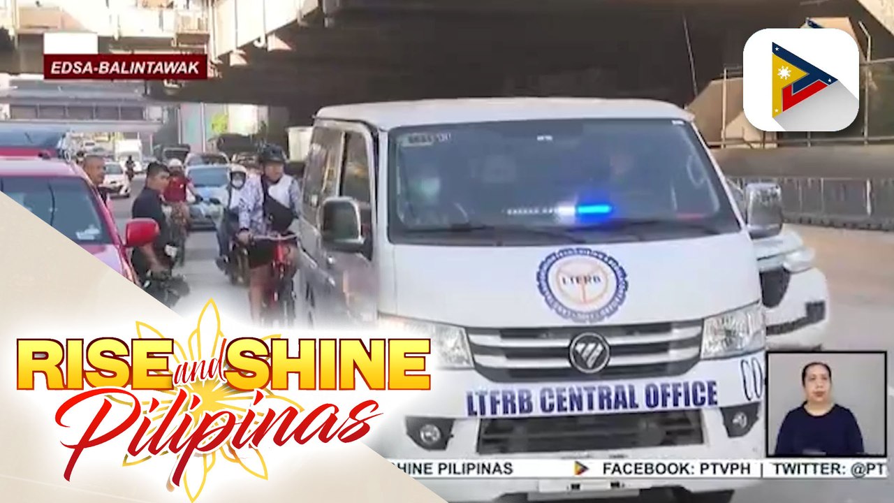 LTFRB, nagsagawa ng checkpoint sa kahabaan ng Balintawak para mamigay ng bulaklak sa mga babaeng pasahero